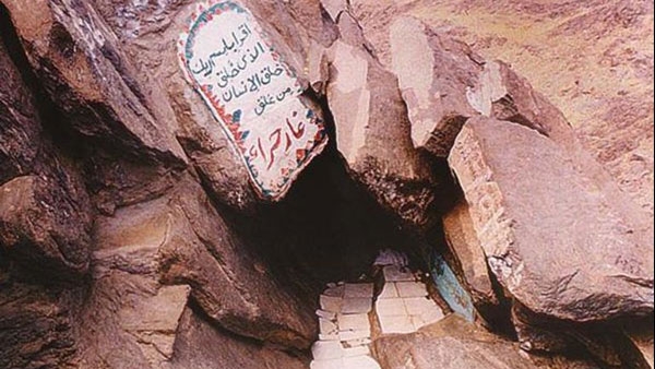هل النبي صلى الله عليه وسلم مُكَلَف بأوامر الوحي ؟